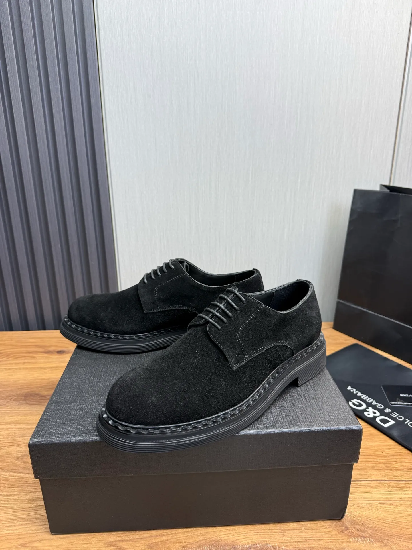 Men's shoes 💰900💰 DG. Men's casual lace-up leather shoes, the latest hot style 🔥 1:1 original purchase quality, top quality goods ⬆️The upper is imported open-edge beaded cowhide, cowhide, and cow suede. The hand-made three-dimensional stitching highlights the round toe design. The inner foot pads are all imported cowhide, with the original wear-resistant foam outsole, matching code 39-44, (38, 45 custom-made, non-returnable)